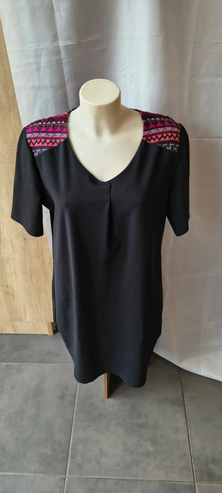 Mooie zwarte jurk maat 44 | Dikkere kwaliteit | Trendy details op de schouders |#284